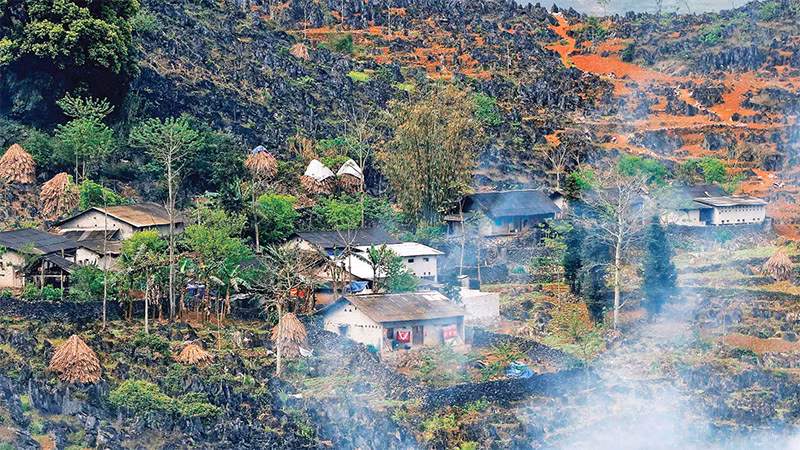 Bình yên những ngôi nhà trên triền núi. Bình yên những ngôi nhà trên triền núi.