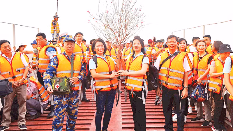 Mang đào Nhật Tân đến với người dân, chiến sĩ trên các đảo ở vùng biển Tây Nam của Tổ quốc. 