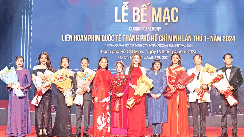 Các nghệ sĩ tại lễ bế mạc Liên hoan phim quốc tế Thành phố Hồ Chí Minh lần 1-năm 2024. (Ảnh Sở Văn hóa và Thể thao thành phố) 