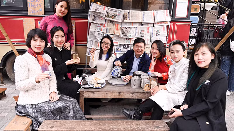 Khách du lịch trở về thời bao cấp bên Tuyến tàu điện số 6 ở phố ẩm thực Ðảo Ngọc-Ngũ Xã (quận Ba Ðình, Hà Nội). 