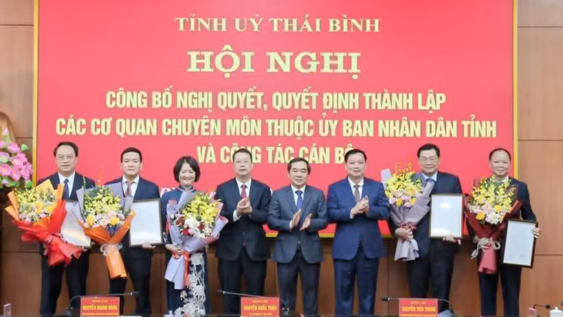 Ðại diện Thường trực Tỉnh ủy Thái Bình trao quyết định và tặng hoa chúc mừng năm giám đốc sở được bổ nhiệm sau hợp nhất, giảm đầu mối. 