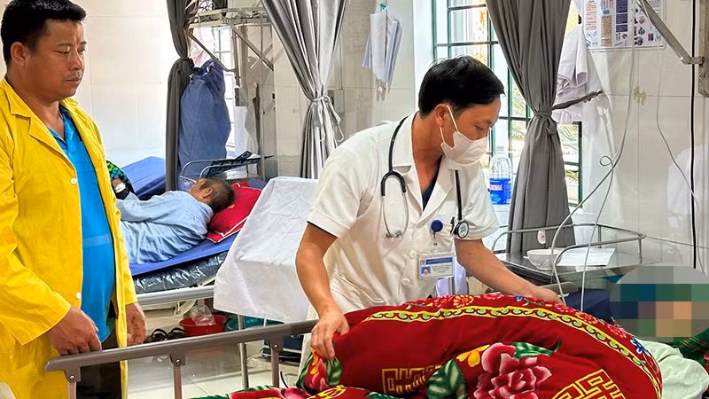 Thăm khám cho người bệnh đang điều trị tại Trung tâm Y tế huyện Si Ma Cai (Lào Cai). (Ảnh MINH HOÀNG) 