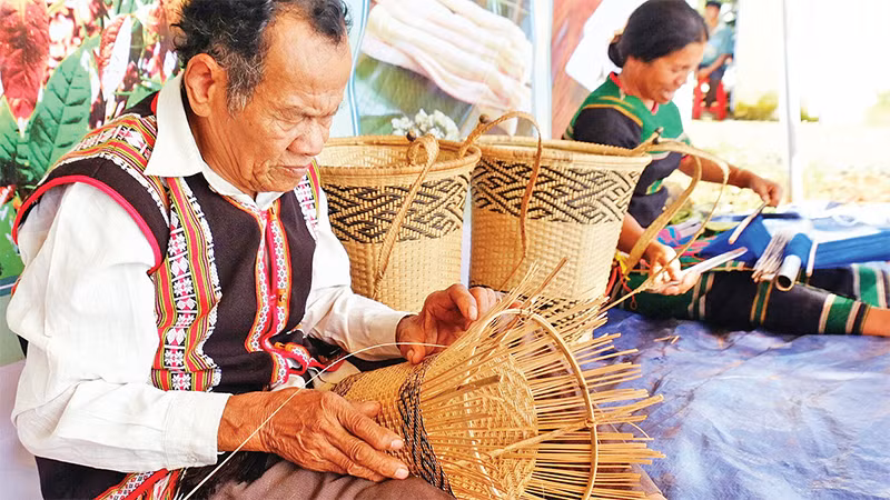 Người Mnông ở huyện Bù Ðăng gìn giữ nghề đan gùi truyền thống của dân tộc mình. 