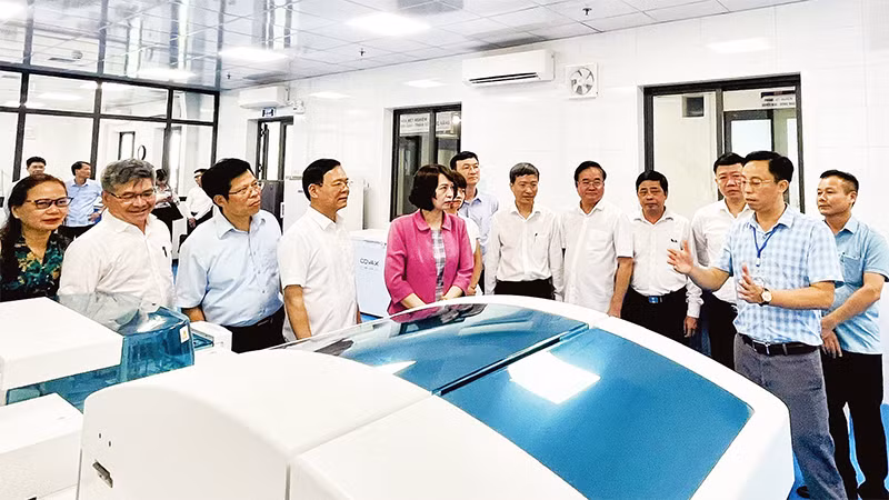Lãnh đạo Bộ Y tế nghe giới thiệu về các trang, thiết bị hiện đại tại Tòa nhà CDC Thái Bình được đưa vào sử dụng năm 2024. 