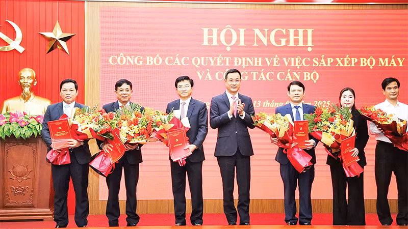 Bí thư Tỉnh ủy Quảng Bình Lê Ngọc Quang trao quyết định điều động, phân công lãnh đạo Ban Tuyên giáo và Dân vận Tỉnh ủy Quảng Bình. 