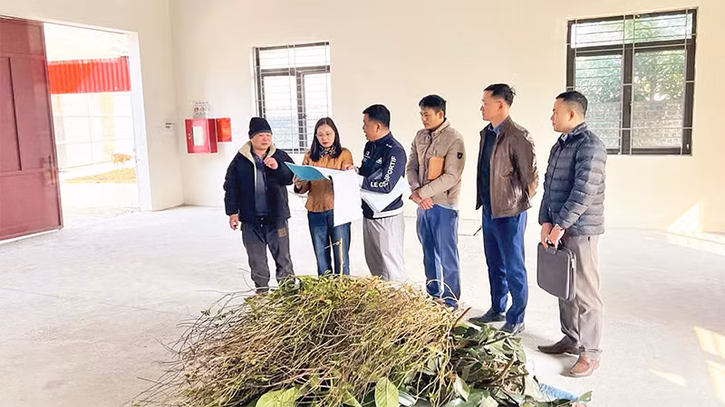 Lãnh đạo Sở Nông nghiệp và Phát triển nông thôn Bắc Kạn kiểm tra, nghiệm thu, bàn giao nhà xưởng mới xây dựng cho Hợp tác xã dược liệu Bảo Châu, huyện Na Rì. (Ảnh THU TRANG) 