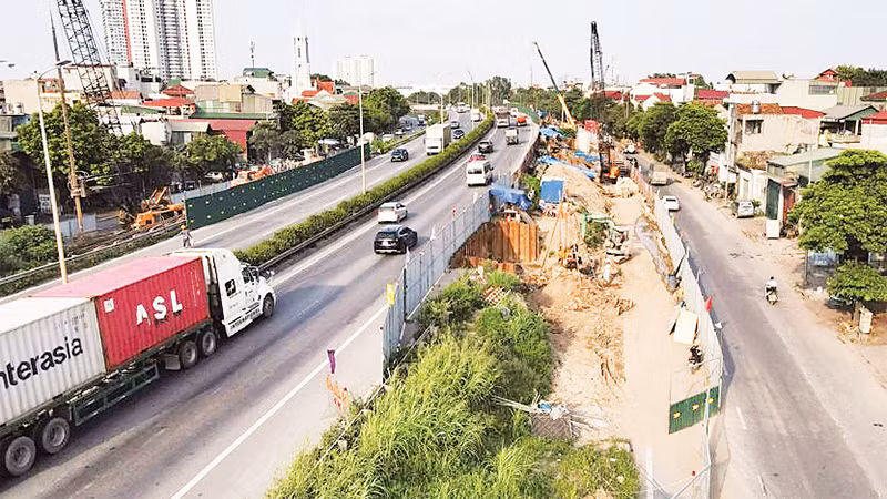 Dự án đường nối cao tốc Pháp Vân-Cầu Giẽ với đường Vành đai 3 đang phải thi công cầm chừng do công tác giải phóng mặt bằng gặp nhiều khó khăn. 