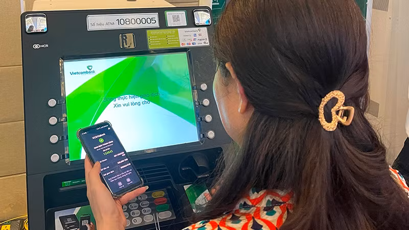 Người dân giao dịch qua ATM của Ngân hàng Vietcombank. 