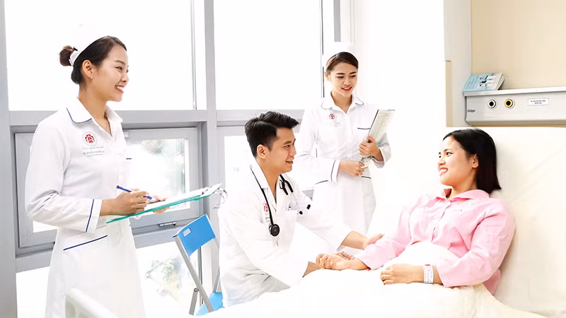 Chăm sóc người bệnh tại Bệnh viện Trung ương Quân đội 108. 