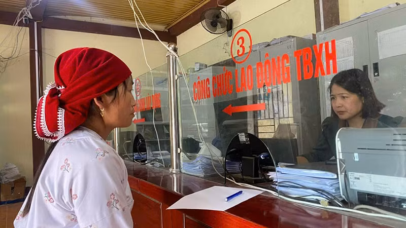 Người dân nhận kết quả tại bộ phận một cửa xã Phố Cáo (huyện Ðồng Văn, tỉnh Hà Giang). 