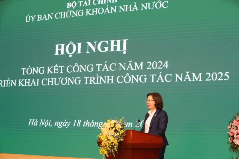 Chủ tịch Ủy ban Chứng khoán Nhà nước Vũ Thị Chân Phương phát biểu tại Hội nghị