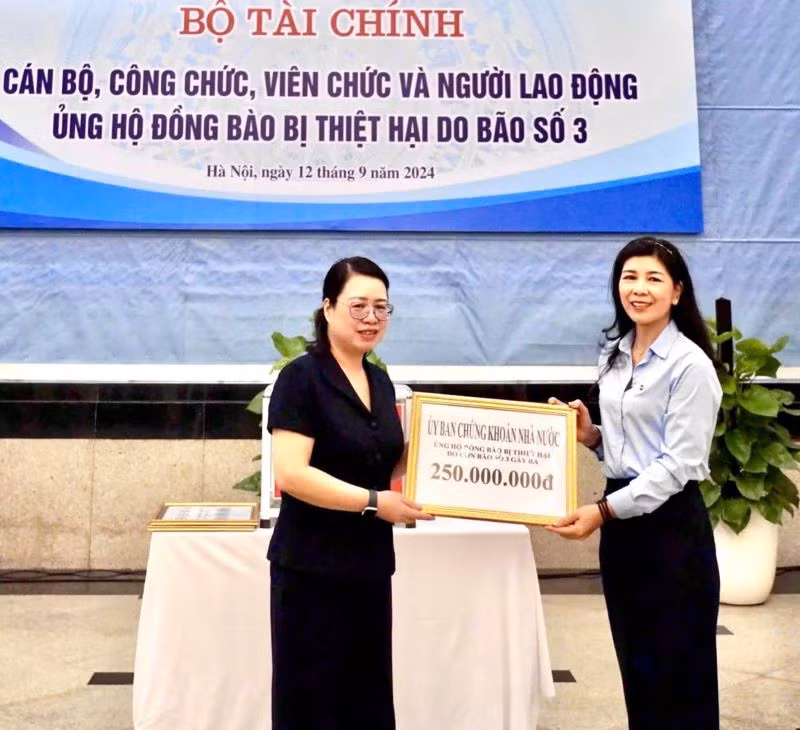 Bà Đinh Thị Kim Giang – Phó Chủ tịch Công đoàn Ủy ban Chứng khoán Nhà nước, đại diện Công đoàn Ủy ban Chứng khoán Nhà nước (bên phải) trao tặng số tiền đóng góp cho bà Nguyễn Thị Kim Nhung – Chủ tịch Công đoàn Bộ Tài chính (bên trái) tại Lễ phát động của Công đoàn Bộ Tài chính diễn ra vào ngày 12/9/2024