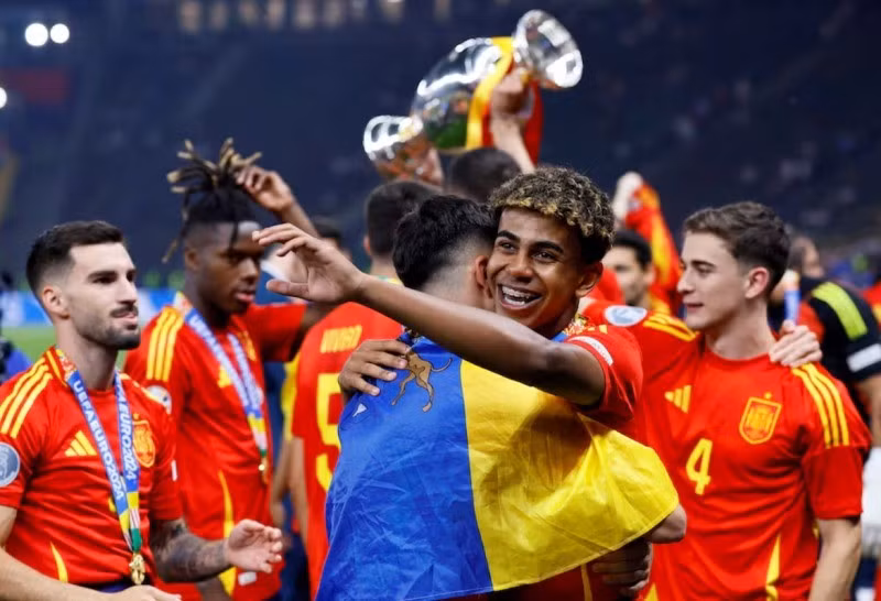 Các cầu thủ Tây Ban Nha ăn mừng cùng chiếc cúp vô địch EURO 2024. (Ảnh: Reuters)