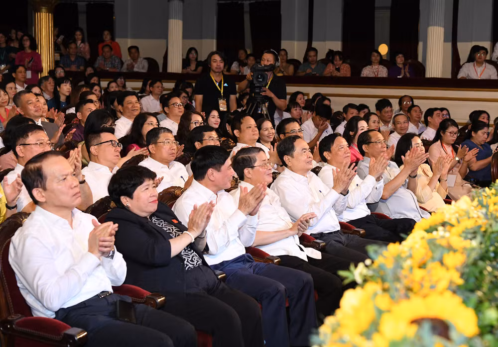 Chủ tịch Quốc hội Trần Thanh Mẫn cùng các đồng chí lãnh đạo Đảng, Nhà nước và các đại biểu dự chương trình. (Ảnh: Duy Linh) Chủ tịch Quốc hội Trần Thanh Mẫn cùng các đồng chí lãnh đạo Đảng, Nhà nước và các đại biểu dự chương trình. (Ảnh: Duy Linh)