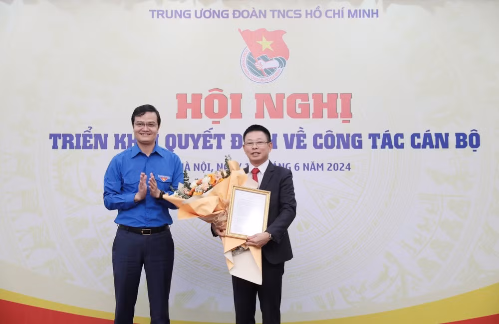 Đồng chí Bùi Quang Huy, Bí thư thứ Nhất Trung ương Đoàn trao Quyết định bổ nhiệm nhà báo Phùng Công Sưởng làm Tổng Biên tập Báo Tiền Phong. (Ảnh: Hồng Vĩnh)