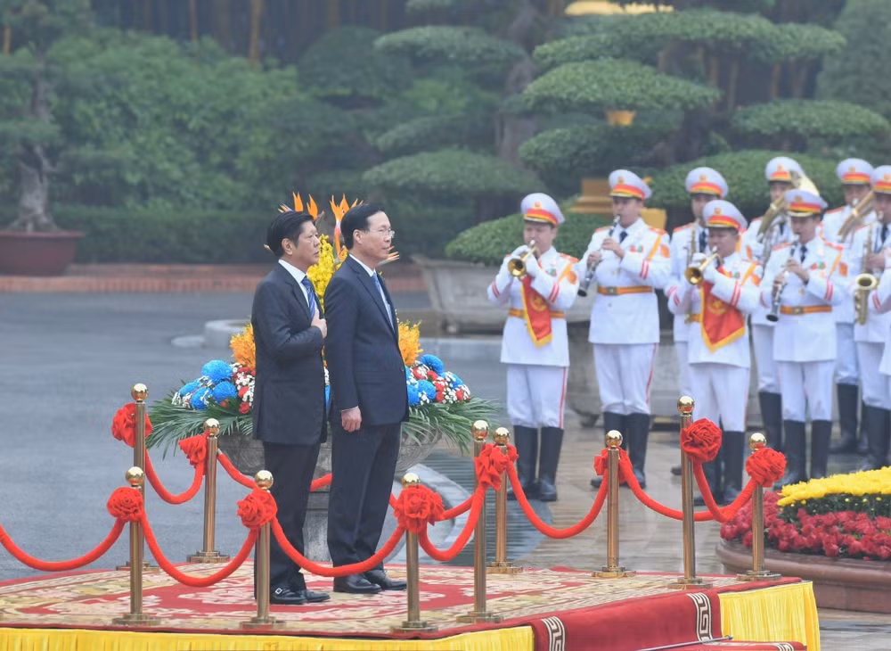 Chủ tịch nước Võ Văn Thưởng và Tổng thống Philippines Ferdinand Romualdez Marcos Jr nghe cử Quốc thiều hai nước. (Ảnh: ĐĂNG KHOA)