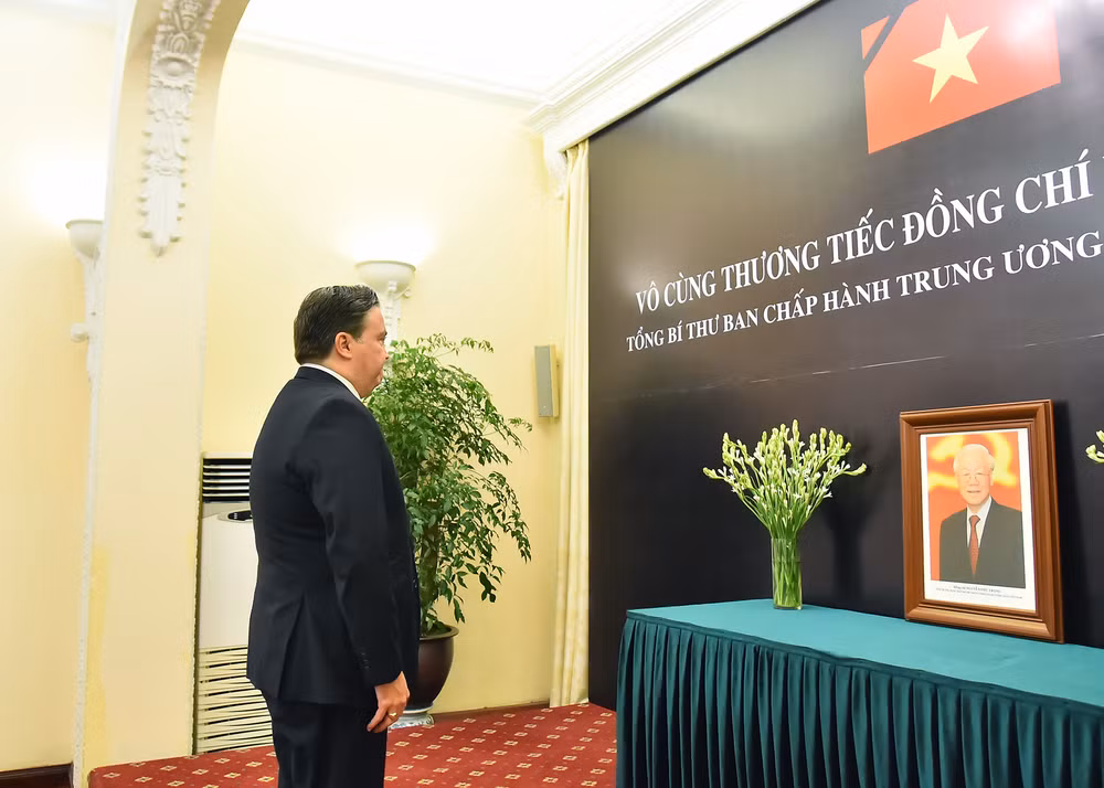 Toàn cảnh Lễ viếng Tổng Bí thư Nguyễn Phú Trọng: Trang nghiêm và xúc động ảnh 181 Toàn cảnh Lễ viếng Tổng Bí thư Nguyễn Phú Trọng: Trang nghiêm và xúc động ảnh 181