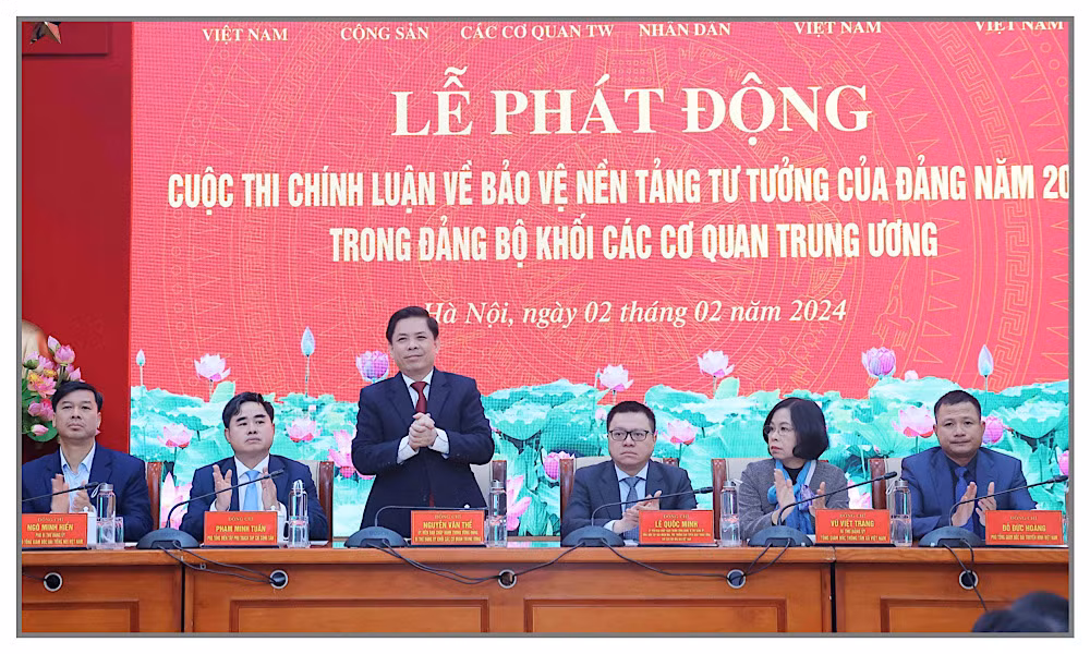Các đồng chí chủ trì Lễ phát động Cuộc thi chính luận.