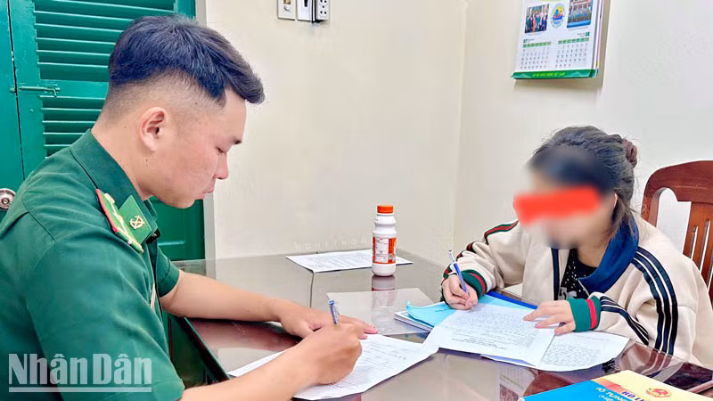 Cán bộ Bộ đội Biên phòng làm việc ban đầu với cháu Ng. D. Th.