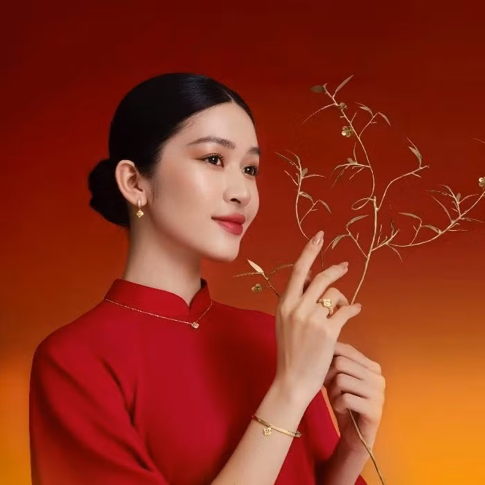 Trang sức của Bộ sưu tập Kim Bảo Như Ý có thiết kế theo biểu tượng mong cầu may mắn gửi gắm ước nguyện năm mới. Trang sức của Bộ sưu tập Kim Bảo Như Ý có thiết kế theo biểu tượng mong cầu may mắn gửi gắm ước nguyện năm mới.