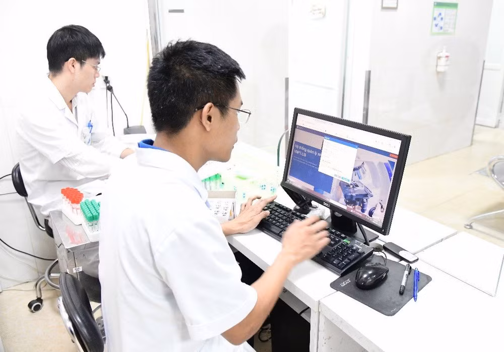 Việc triển khai hồ sơ bệnh án điện tử còn giúp giảm tải cho nhân viên y tế vì không phải ghi chép hồ sơ giấy. Việc triển khai hồ sơ bệnh án điện tử còn giúp giảm tải cho nhân viên y tế vì không phải ghi chép hồ sơ giấy.