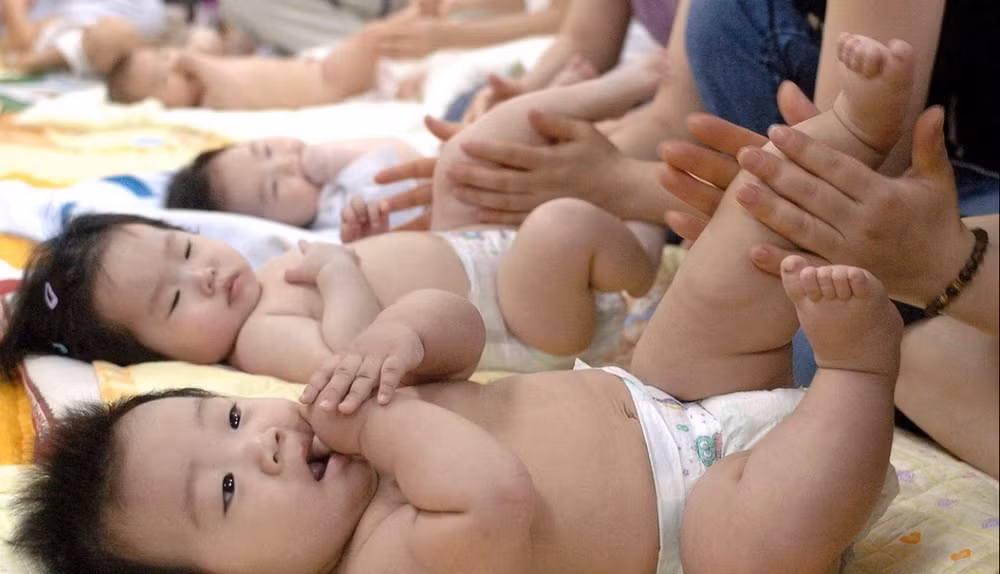 Chăm sóc trẻ sơ sinh tại Seoul, Hàn Quốc. (Ảnh: AFP/TTXVN)