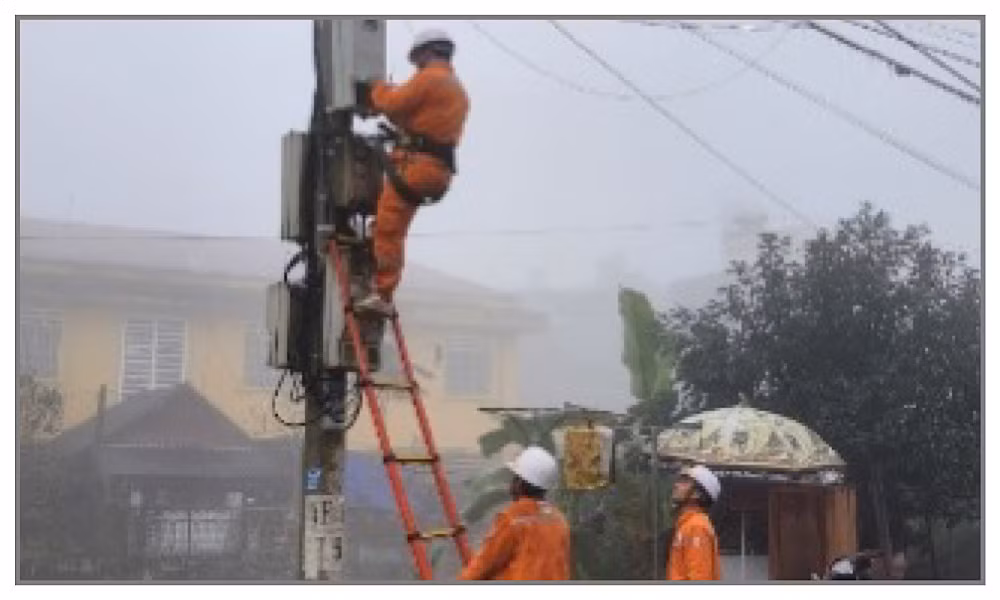 Công nhân điện Mường Khương khắc phục sự cố trong giá rét.