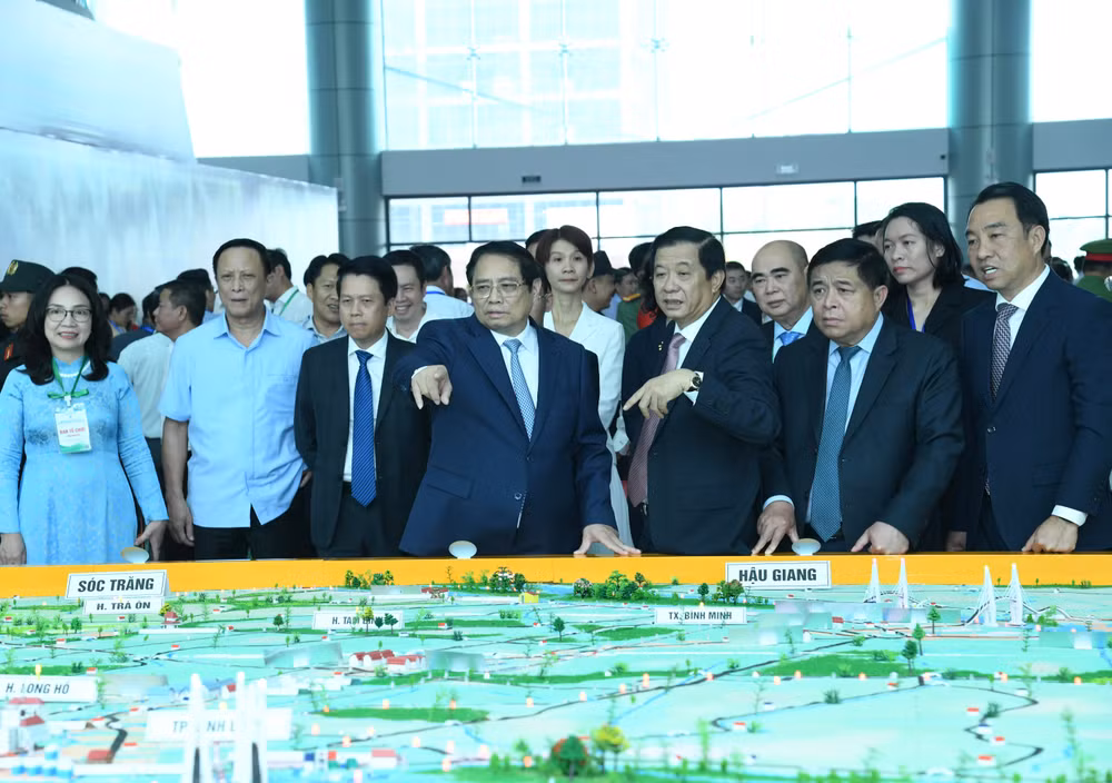 Thủ tướng Phạm Minh Chính nghe lãnh đạo tỉnh Vĩnh Long giới thiệu về Quy hoạch tỉnh.