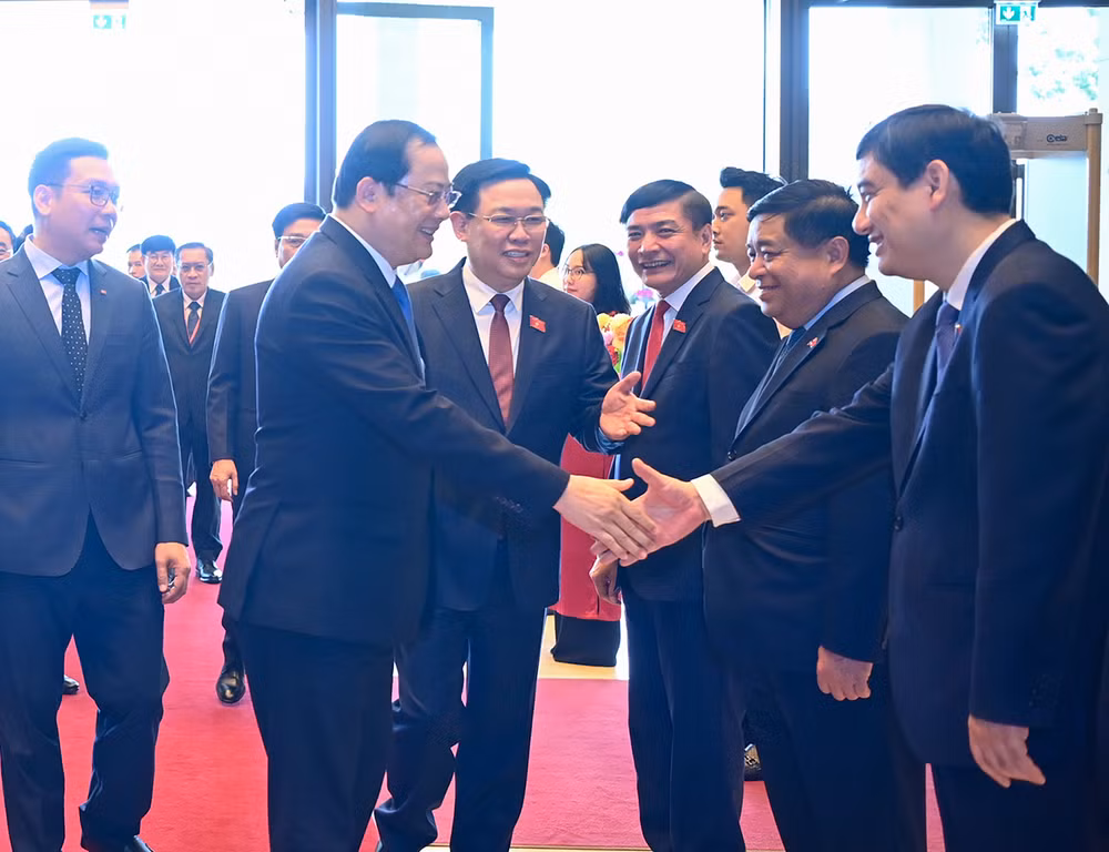 [Ảnh] Chủ tịch Quốc hội Vương Đình Huệ hội kiến Thủ tướng Lào Sonexay Siphandone ảnh 3