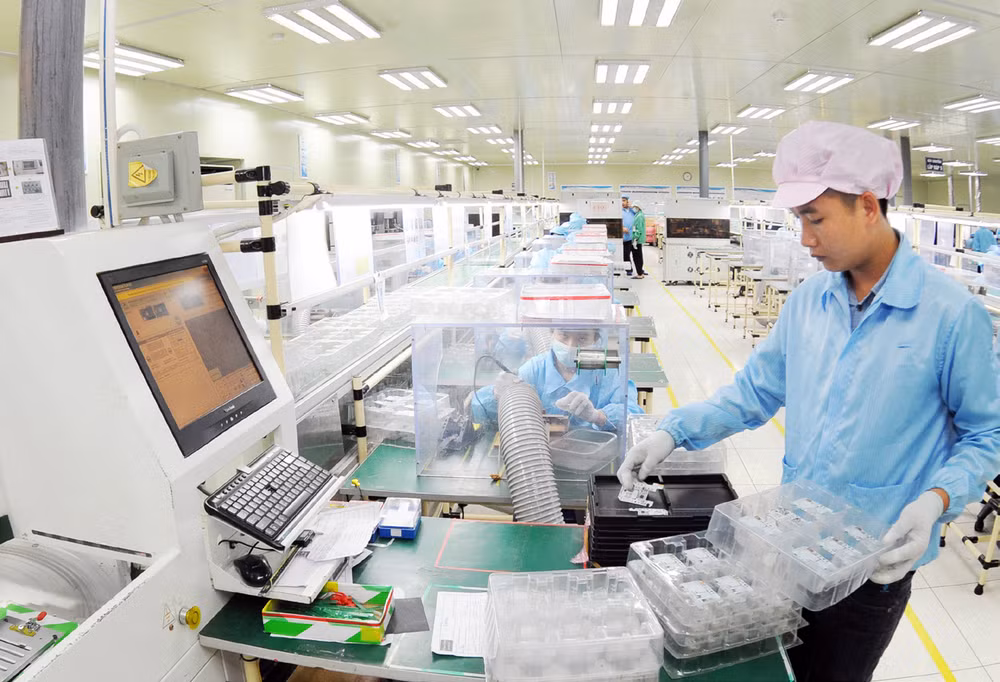 Lắp ráp thiết bị điện tử tại Công ty TNHH Stronics Việt Nam, Khu công nghiệp Đình Trám (Bắc Giang). (Ảnh: Trần Hải)