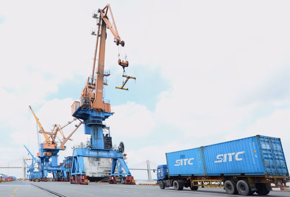 Bốc xếp container hàng hóa xuất nhập khẩu tại cảng Đình Vũ (Hải Phòng). (Ảnh ĐỨC ANH) Bốc xếp container hàng hóa xuất nhập khẩu tại cảng Đình Vũ (Hải Phòng). (Ảnh ĐỨC ANH)