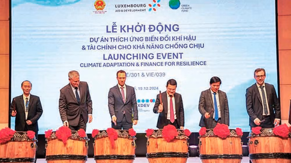 Các đại biểu thực hiện nghi thức đánh trống khởi động 2 dự án.