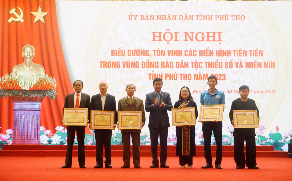 Phó Chủ tịch Ủy ban nhân dân tỉnh Phú Thọ Hồ Đại Dũng tặng Bằng khen của tỉnh cho các điển hình tiên tiến.