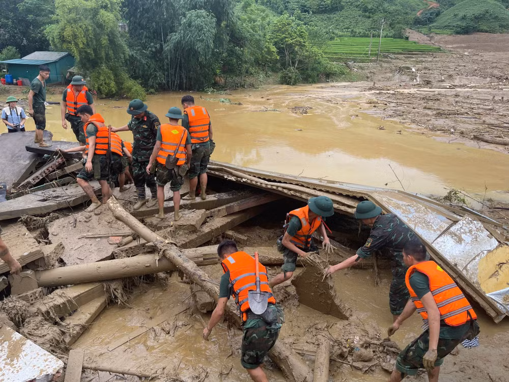 Bộ đội Quân khu 2 tìm kiếm nạn nhân tại Làng Nủ.