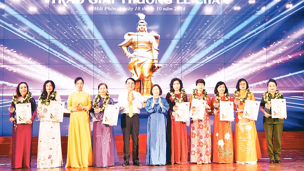 Lãnh đạo thành phố Hải Phòng trao Giải thưởng Lê Chân tặng tám phụ nữ tiêu biểu năm 2024. Lãnh đạo thành phố Hải Phòng trao Giải thưởng Lê Chân tặng tám phụ nữ tiêu biểu năm 2024.