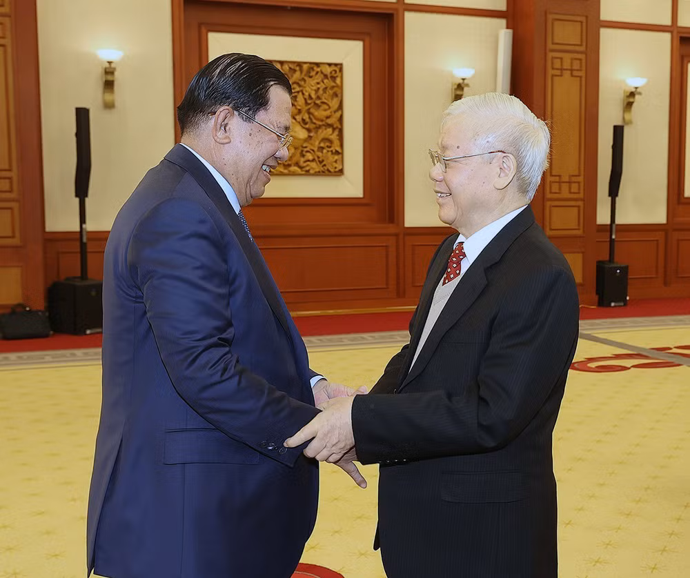 Tổng Bí thư Nguyễn Phú Trọng đón Chủ tịch Đảng Nhân dân Campuchia, Thủ tướng Chính phủ Vương quốc Campuchia Hun Sen. (Ảnh TTXVN)