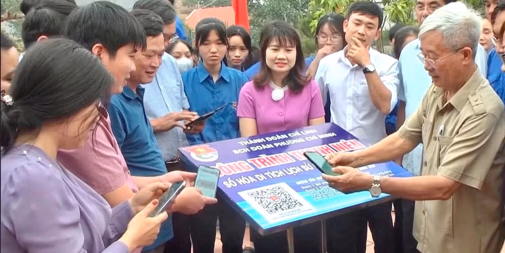 Tuổi trẻ phường Chí Minh, thành phố Chí Linh, ứng dụng số hóa trong quản lý di tích phục vụ đón khách du lịch. (Ảnh MAI LAN) 