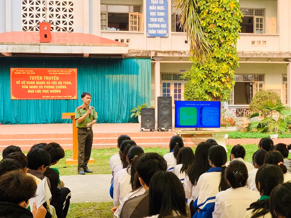 Trường THPT Tân Uyên (Lai Châu) tổ chức sinh hoạt chuyên đề với nội dung tuyên truyền về sử dụng mạng xã hội an toàn, văn minh và phòng chống bạo lực học đường.