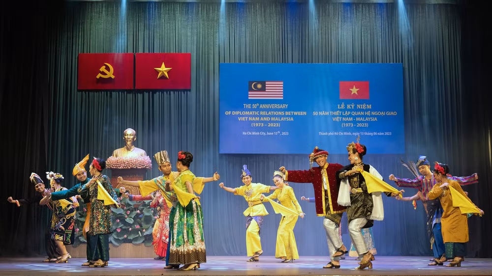 Một tiết mục văn nghệ tại lễ kỷ niệm 50 năm thiết lập quan hệ ngoại giao Việt Nam-Malaysia. (Ảnh Tổng Lãnh sự quán Malaysia tại TP Hồ Chí Minh) 