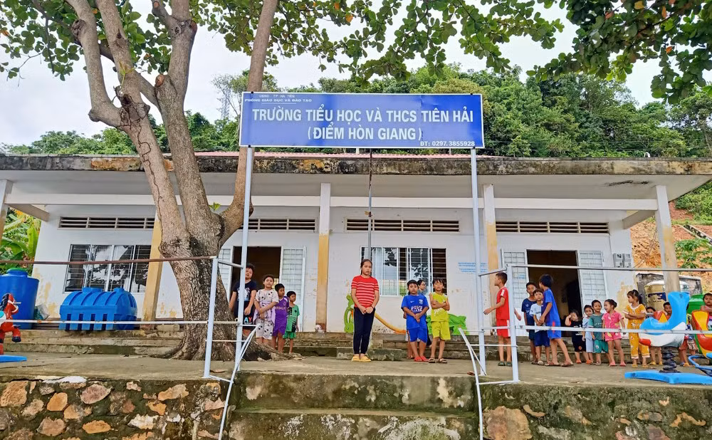 Giờ sinh hoạt ngoại khóa của học sinh tại điểm trường lẻ Hòn Giang thuộc Trường tiểu học và THCS Tiên Hải. 