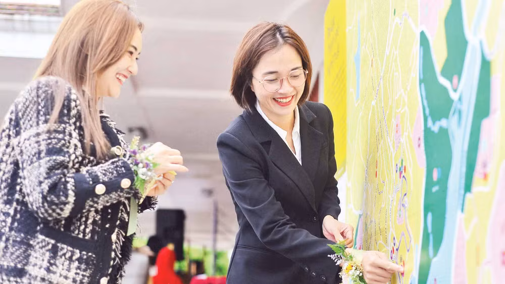 Du khách đánh dấu điểm đến trên Dalat Art Map khổ lớn trưng bày tại điểm du lịch ga Đà Lạt. 