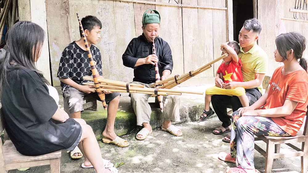 Ông Ma Dâu Páo, thôn Mỏ Sài, xã Thanh Vân, huyện Quản Bạ dạy thổi khèn cho thế hệ trẻ. 