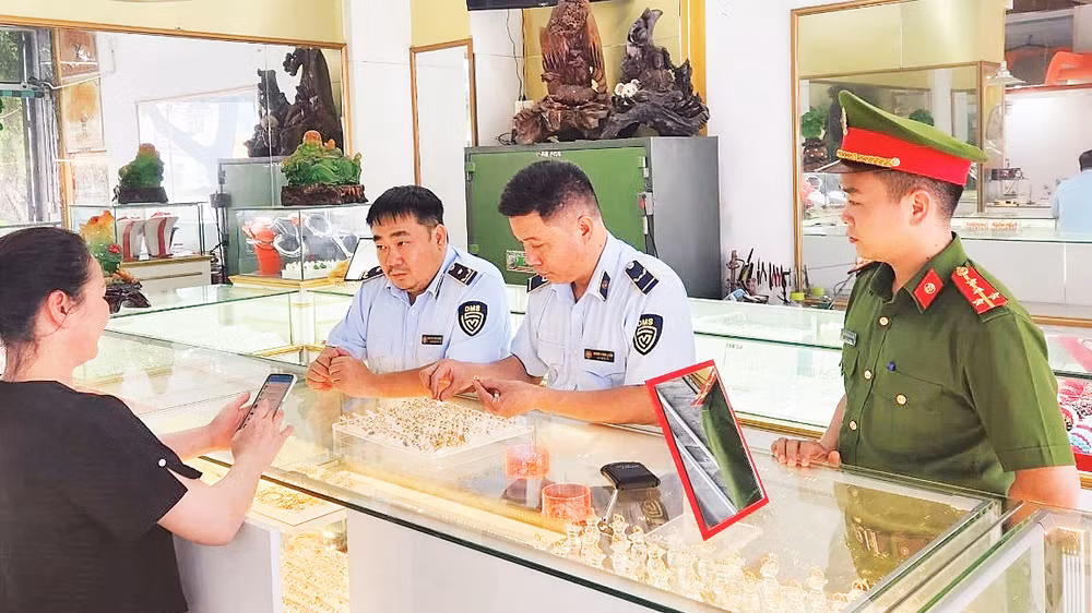 Cơ quan chức năng kiểm tra cửa hàng kinh doanh vàng trên địa bàn Thành phố Hồ Chí Minh. 