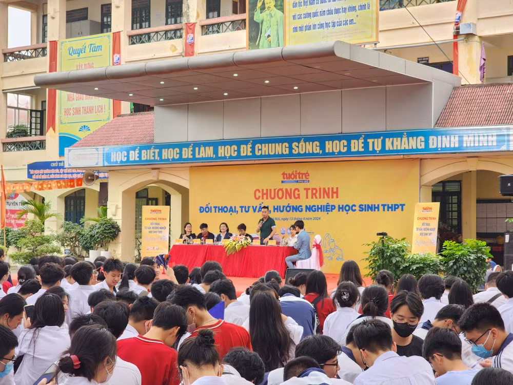 Hoạt động tư vấn tuyển sinh, hướng nghiệp cho học sinh tại Trường THPT Lý Thường Kiệt (Long Biên, Hà Nội). (Ảnh QUÝ TÙNG) 