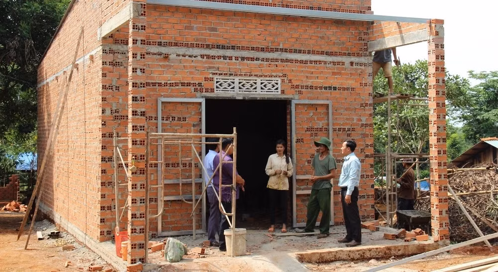 Bình Phước hỗ trợ người dân xây nhà tình thương, góp phần giúp xóa đói, giảm nghèo.
