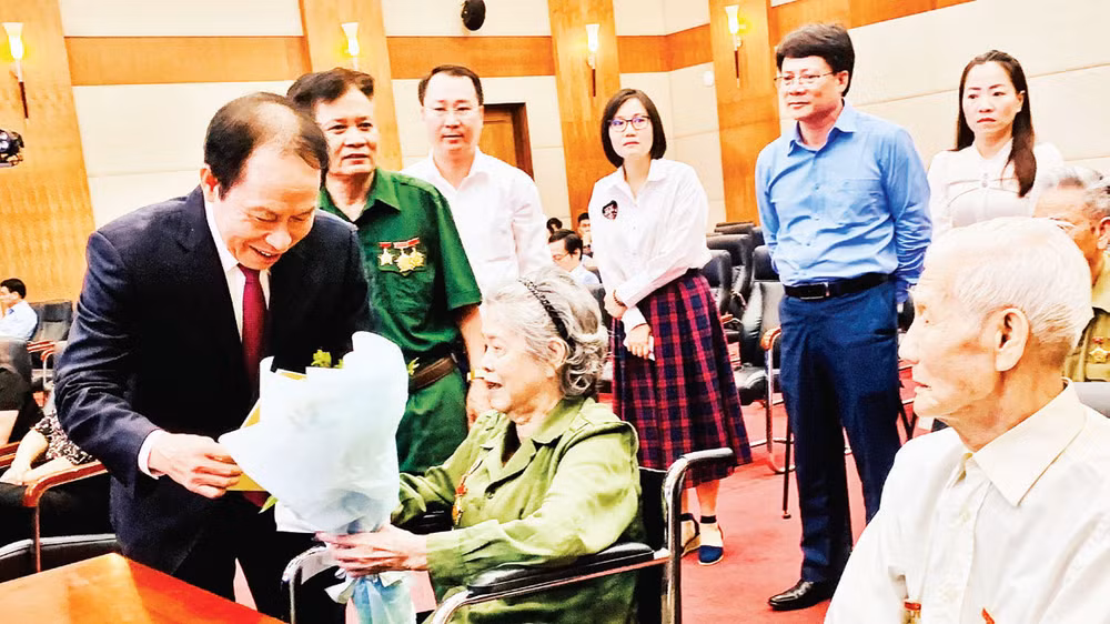 Lãnh đạo thành phố Hải Phòng tri ân, tặng quà các chiến sĩ Điện Biên. 
