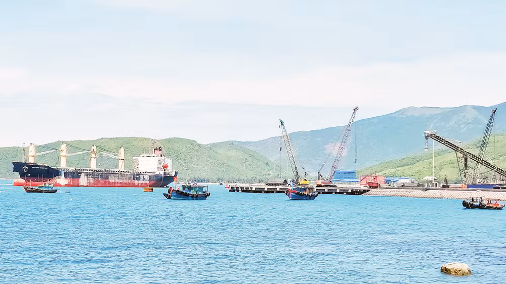 Tàu vào nhận hàng ở Cảng Hòn La. 