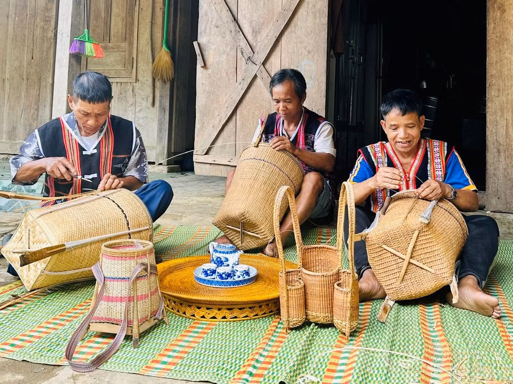Bảo tồn, phát triển nghề truyền thống giúp người dân vùng biên giới Tây Giang, tỉnh Quảng Nam tăng thu nhập.