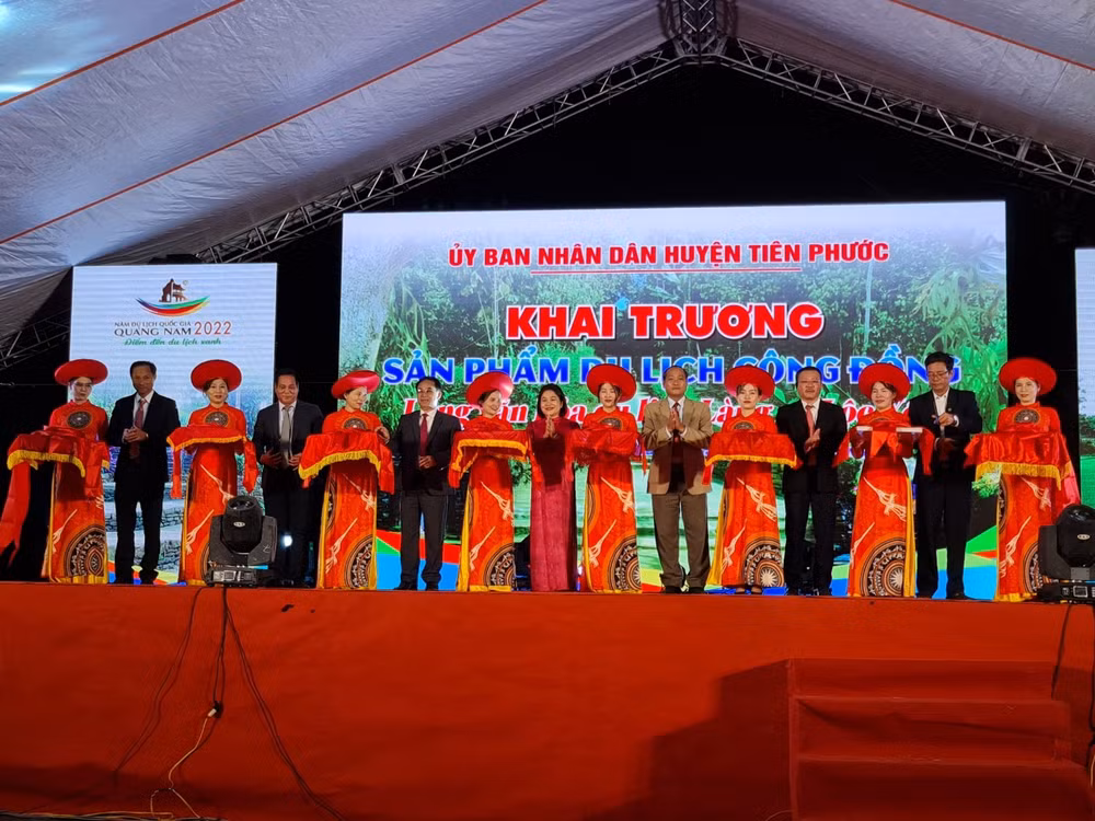 Cắt băng khai trương sản phẩm du lịch cộng đồng Làng cổ Lộc Yên. 