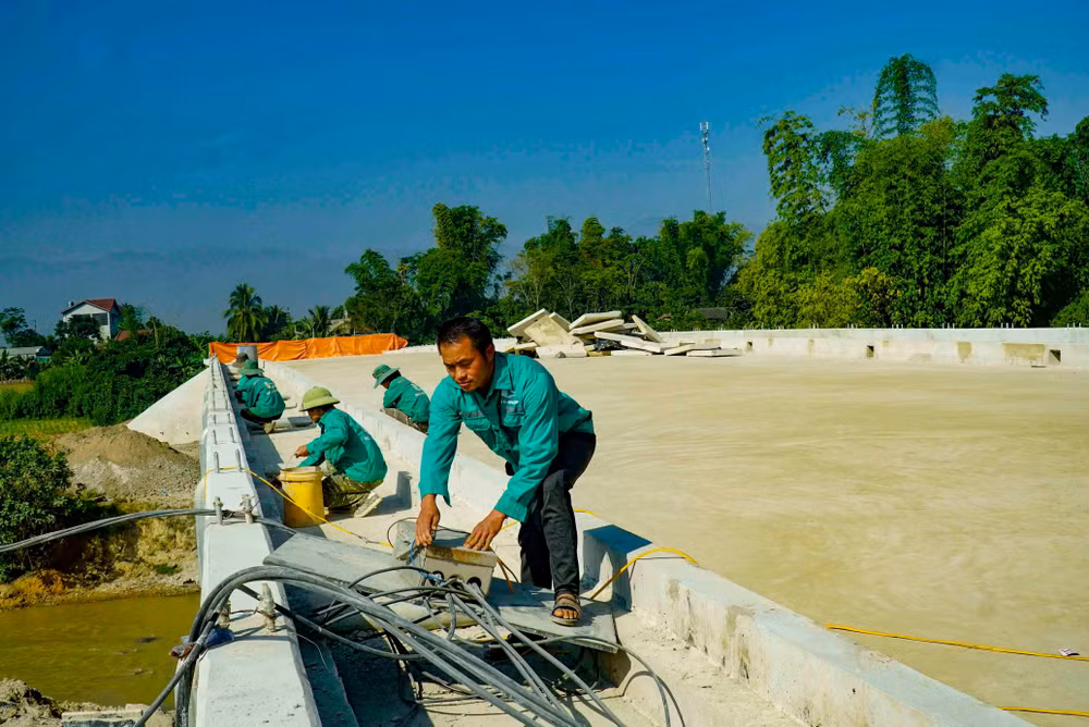 Công nhân Công ty TNHH Xây dựng - Thương mại số 6 tỉnh Điện Biên hoàn thiện các hạng mục cuối trong dự án cầu Pom La bắc qua sông Nậm Rốm. Công nhân Công ty TNHH Xây dựng - Thương mại số 6 tỉnh Điện Biên hoàn thiện các hạng mục cuối trong dự án cầu Pom La bắc qua sông Nậm Rốm.